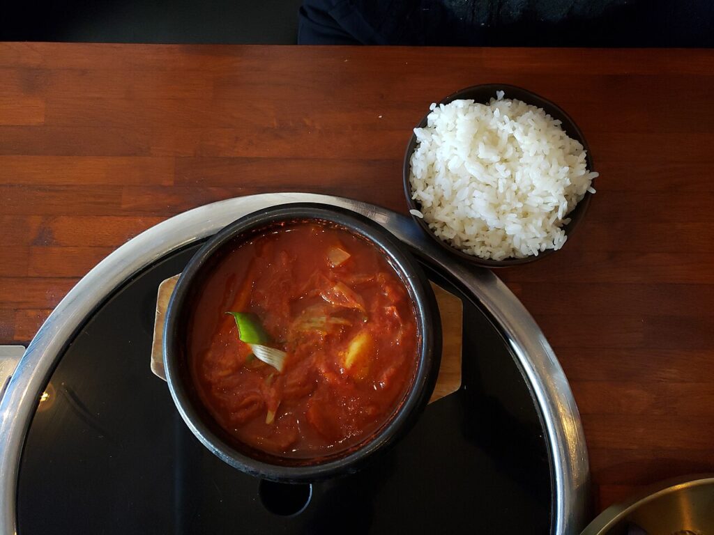 Un cuenco servido de kimchi jjigae