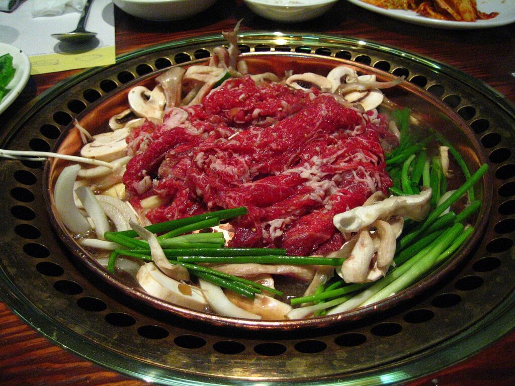 フライパンで焼かれるプルコギ