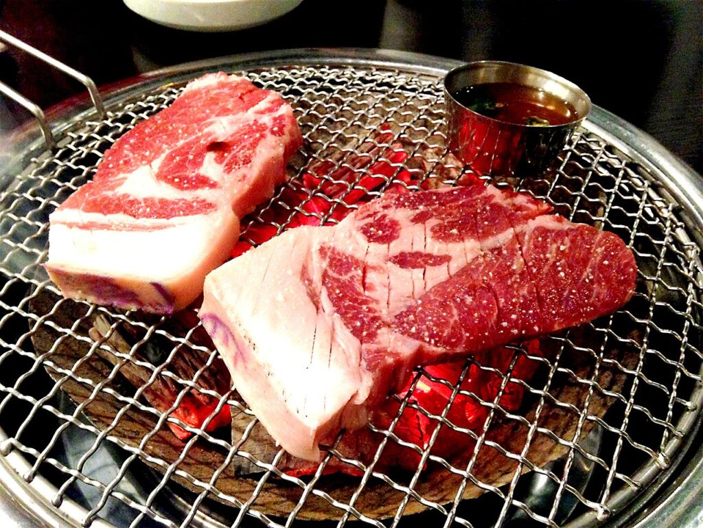 食卓で焼かれる韓国の豚肉