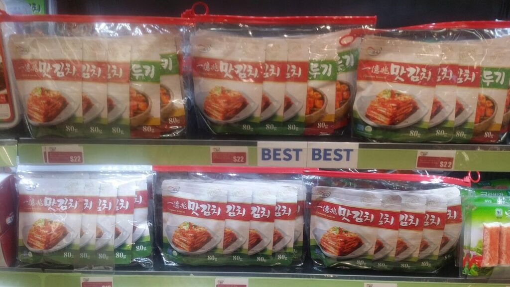 Kimchi envasado a la venta en una tienda coreana