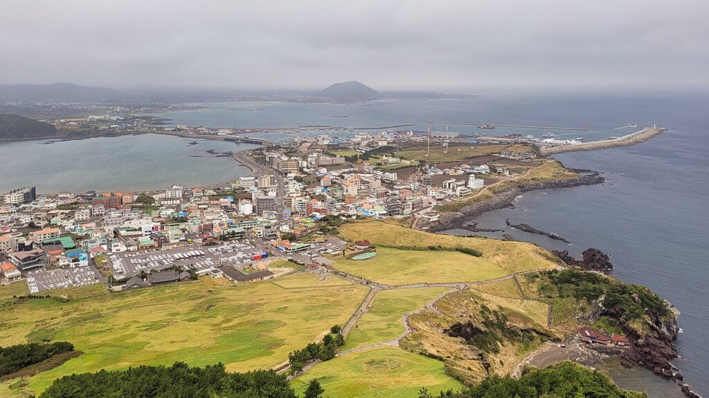 海からそびえる凝灰岩の城山日出峰