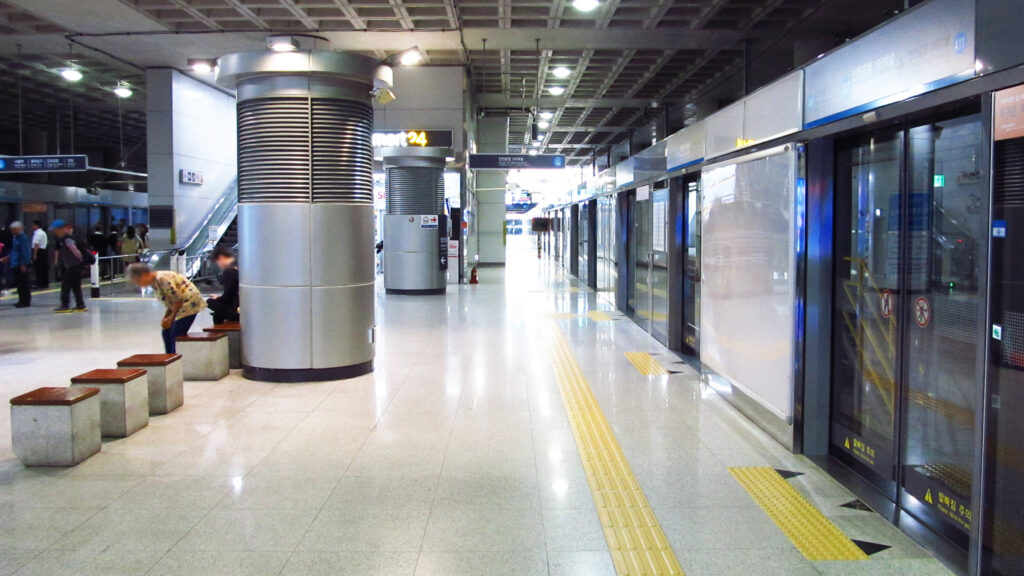The AREX airport rail link connects Incheon Airport to Seoul. (Wikimedia Commons)