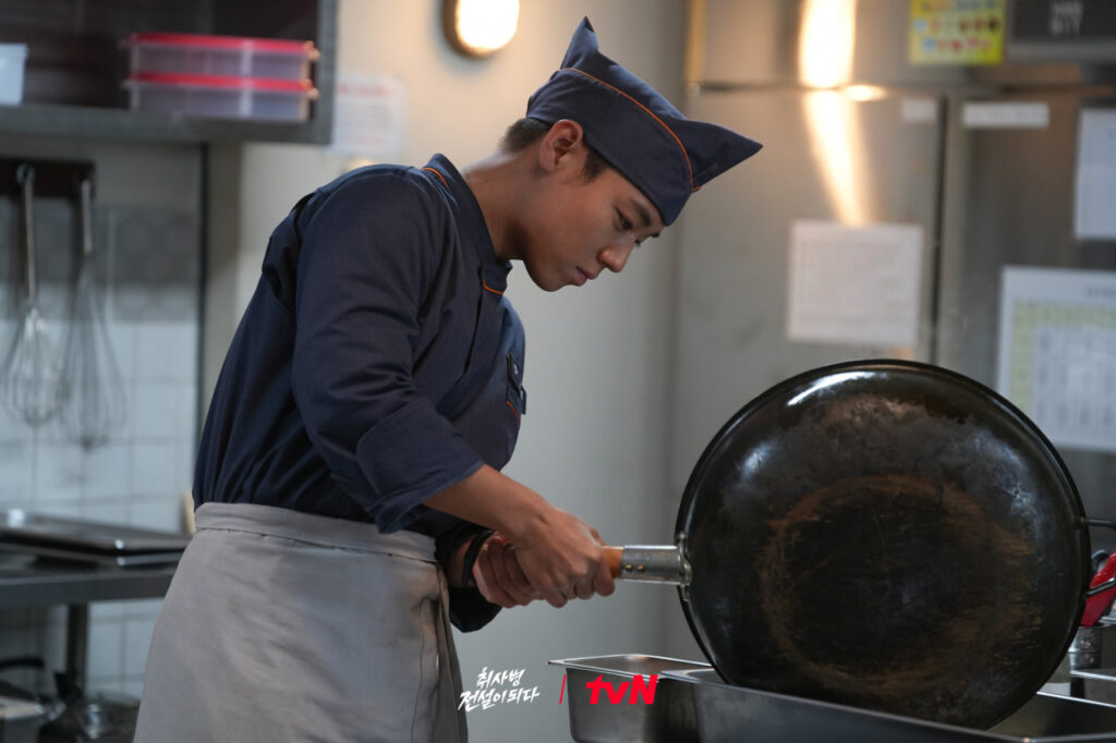 Kang Seong-jae in the army kitchen. (tvN)