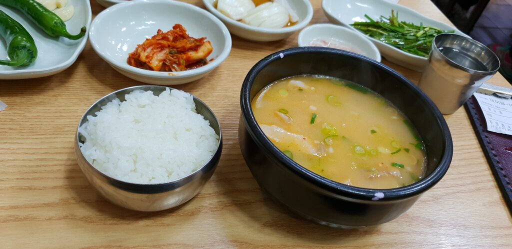 A bowl of Busan-style pork-and-rice soup. (Wikimedia Commons)