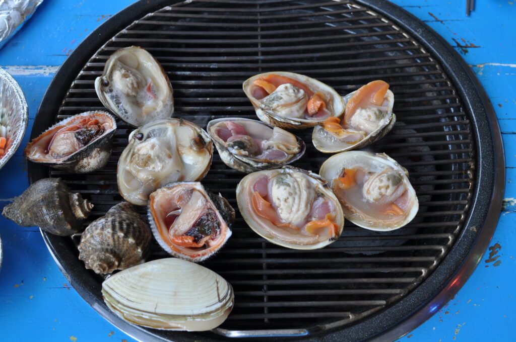 A spread of grilled shellfish, Korean style. (Wikimedia Commons)