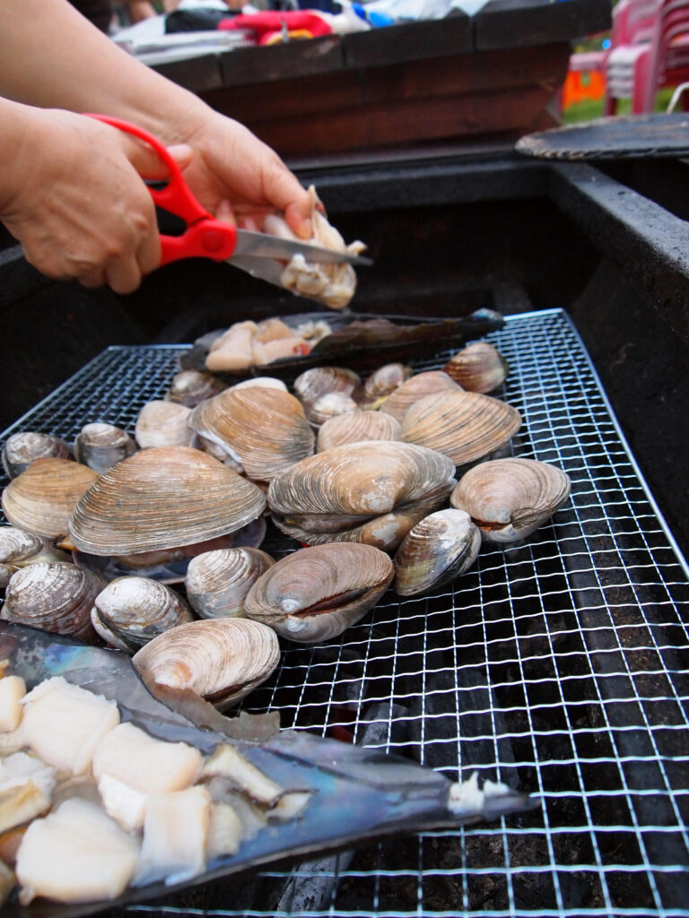 Jogae-gui — shellfish grilled at the table, a Daecheon Beach signature. (Wikimedia Commons)