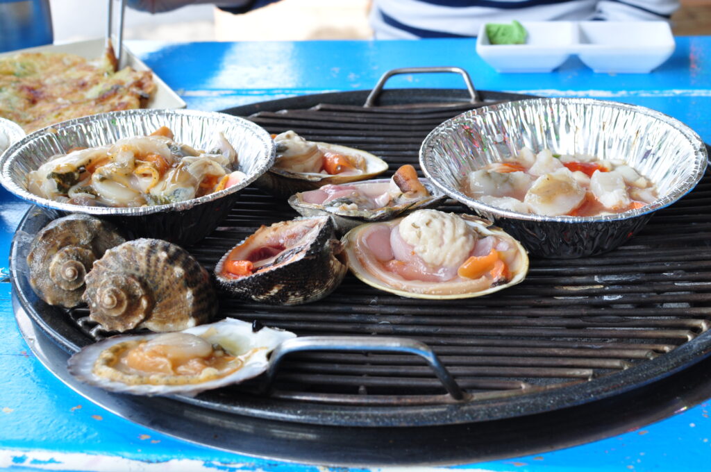 Assorted shellfish on the grill. (Wikimedia Commons)