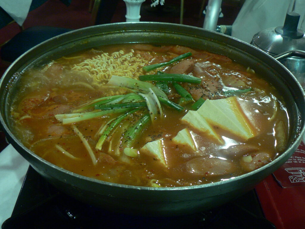 A finished pot of budae-jjigae. (Wikimedia Commons)