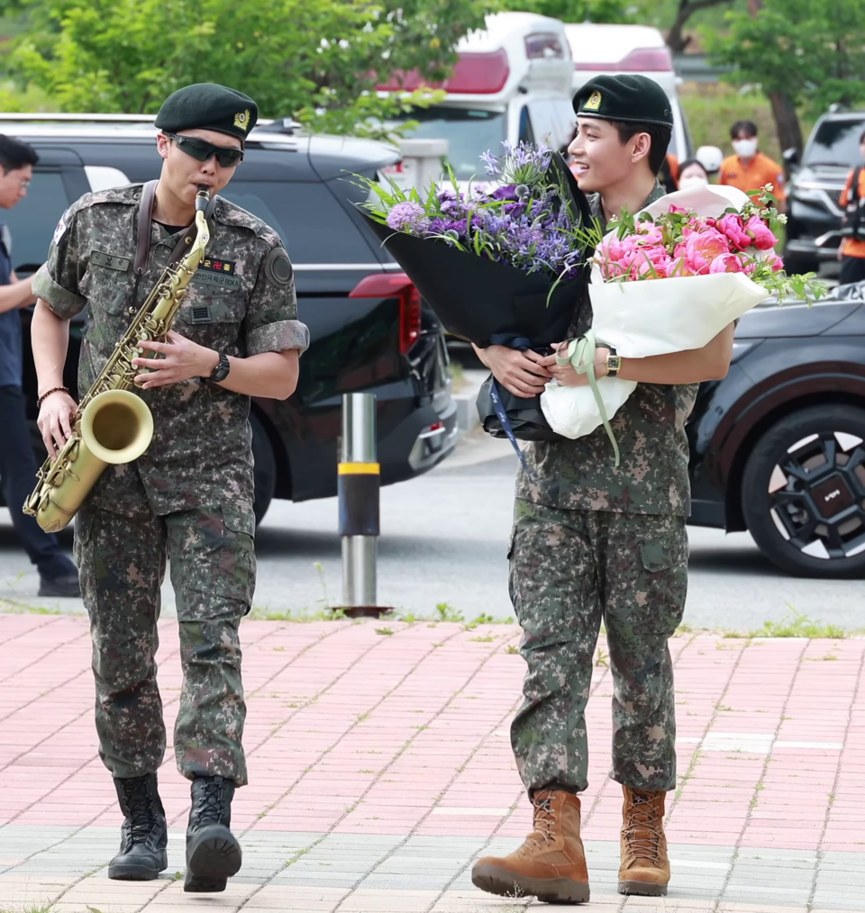 2025年6月、兵役除隊時のBTSのRMとV。
