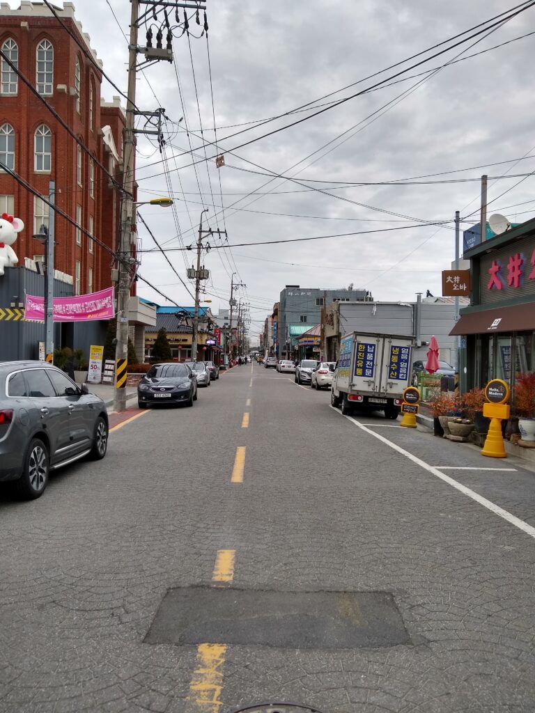 A street in Gunsan, Jeollabuk-do; the city hosted additional filming for #Alive. A representative streetscape, not a scene from the film (Photo: Lance Vanlewen, CC BY-SA 4.0, via Wikimedia Commons)