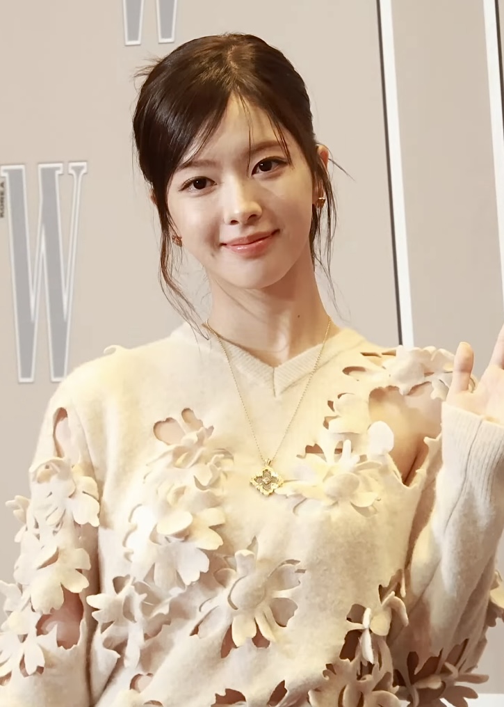 Roh Jeong-eui, who plays Han Su-na, at the LOVE YOUR W event in October 2024 (not from this film). (Photo: 티비텐 TV10, CC BY 3.0, via Wikimedia Commons)