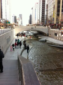 Cheonggyecheon near the Mojeongyo bridge in central Seoul, a documented Beyond the Bar filming location. (Photo: Hoseoklee88, CC BY-SA 3.0, via Wikimedia Commons)