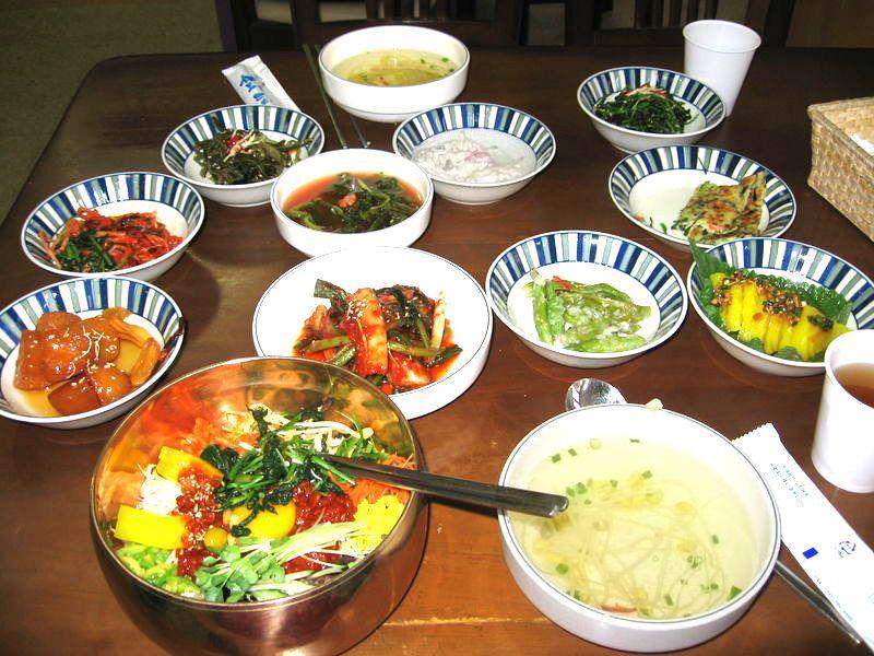 Jeonju-style bibimbap, unmixed and served with side dishes, photographed in Jeonju. Photo: Johannes Barre (User:IGEL), CC BY-SA 3.0, via Wikimedia Commons