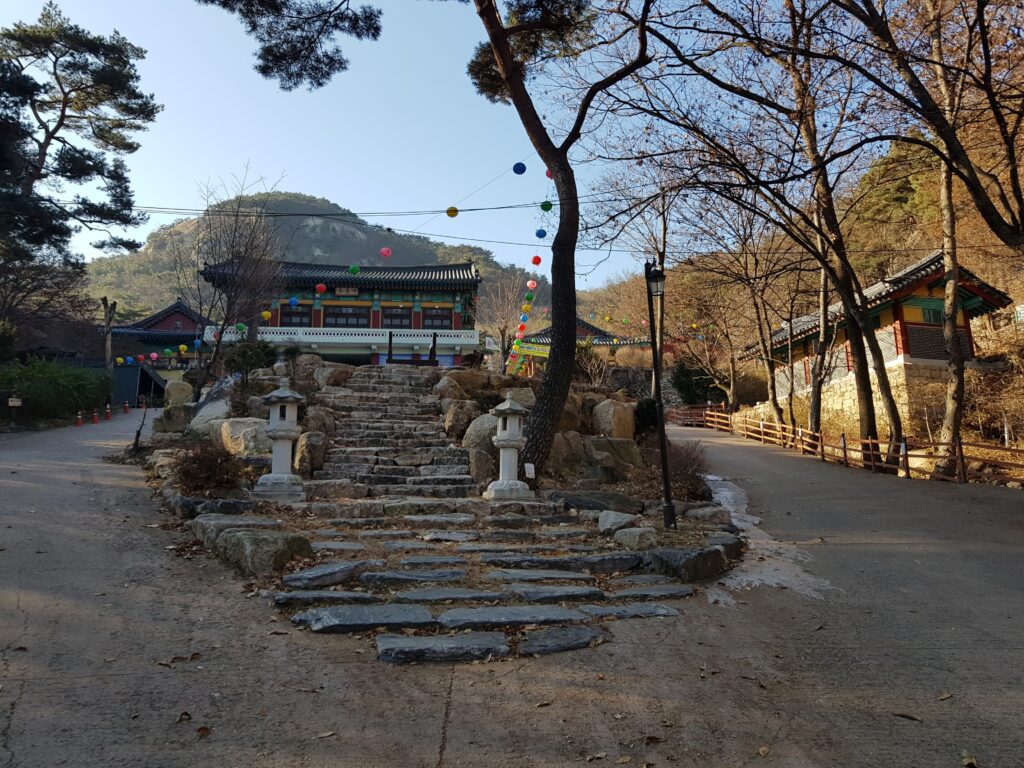 The main approach to Bulamsa Temple at the foot of Bulamsan in Namyangju (Photo: 권용범 / Gwon Yong-beom, CC BY-SA 4.0 via Wikimedia Commons)