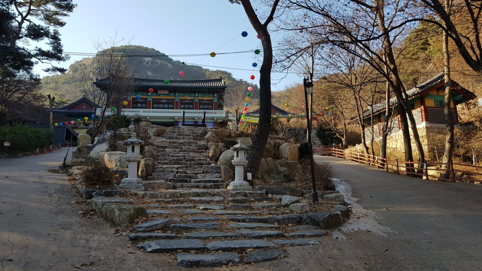 The main approach to Bulamsa Temple at the foot of Bulamsan in Namyangju (Photo: 권용범 / Gwon Yong-beom, CC BY-SA 4.0 via Wikimedia Commons)