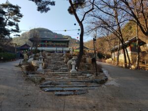 The main approach to Bulamsa Temple at the foot of Bulamsan in Namyangju (Photo: 권용범 / Gwon Yong-beom, CC BY-SA 4.0 via Wikimedia Commons)