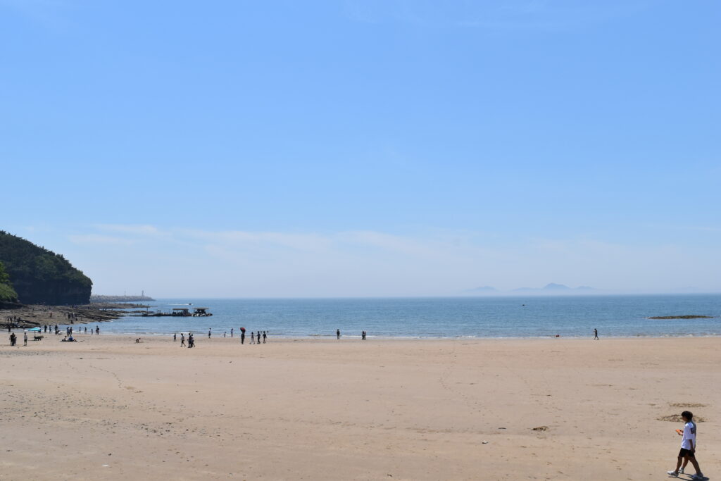 Chaeseokgang's layered sea cliffs above Gyeokpo Beach, Byeonsanbando National Park, Buan — the coast the eco-center sits on, a short walk from Gyeokpo (채석강·격포해변). Photo: Jjw, CC BY-SA 4.0, via Wikimedia Commons.