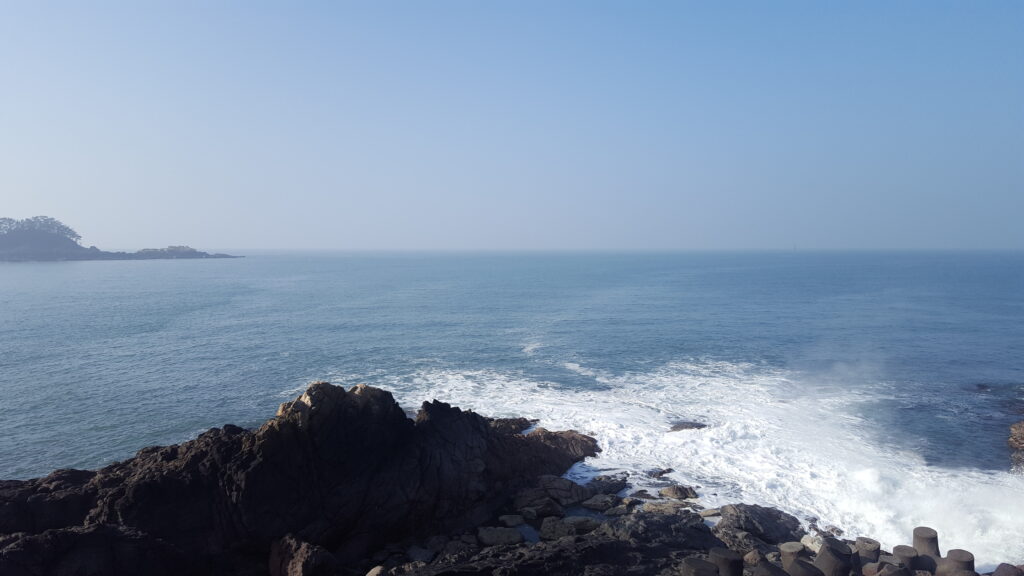 The West-Sea coastline of Byeonsanbando National Park — the Yellow Sea view that faces every room at the eco-center (변산반도국립공원 해안). Photo: Mailzzang+aus, CC BY-SA 3.0, via Wikimedia Commons.