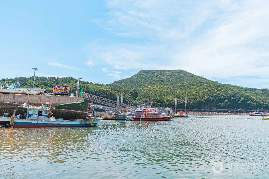 Gyeokpo Port (격포항) near the eco-center — a stop for fresh raw fish and ferries on the Byeonsan coast. Photo: Korea Tourism Organization (출처: 한국관광공사).