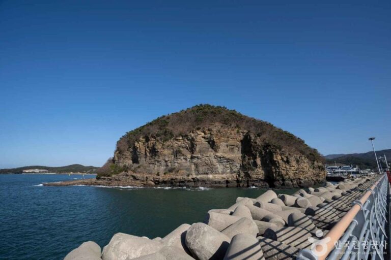 Chaeseokgang sea cliffs, Byeonsanbando National Park, Buan (출처: 한국관광공사).