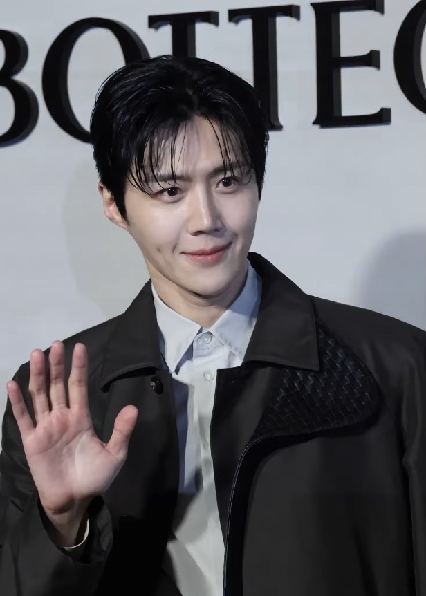 Kim Seon-ho (김선호), who plays interpreter Joo Ho-jin, at a 2026 press appearance (Photo: @_TV10, CC BY 4.0 via Wikimedia Commons). Press photo, not a still from the show.