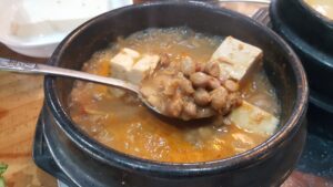 Cheonggukjang jjigae, the finished fast-fermented soybean stew, served hot. (Photo: 차차PD, CC BY 4.0 via Wikimedia Commons)