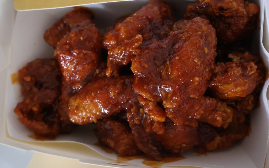 Yangnyeom chicken. (Photo: Startandstar, CC0 via Wikimedia Commons)