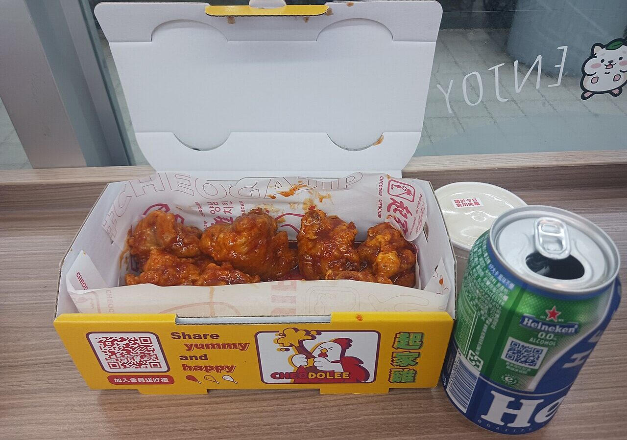 Chimaek: Korean-style fried chicken paired with ice-cold beer. (Photo: Saimmx, CC0 via Wikimedia Commons)