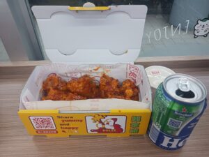 Chimaek: Korean-style fried chicken paired with ice-cold beer. (Photo: Saimmx, CC0 via Wikimedia Commons)