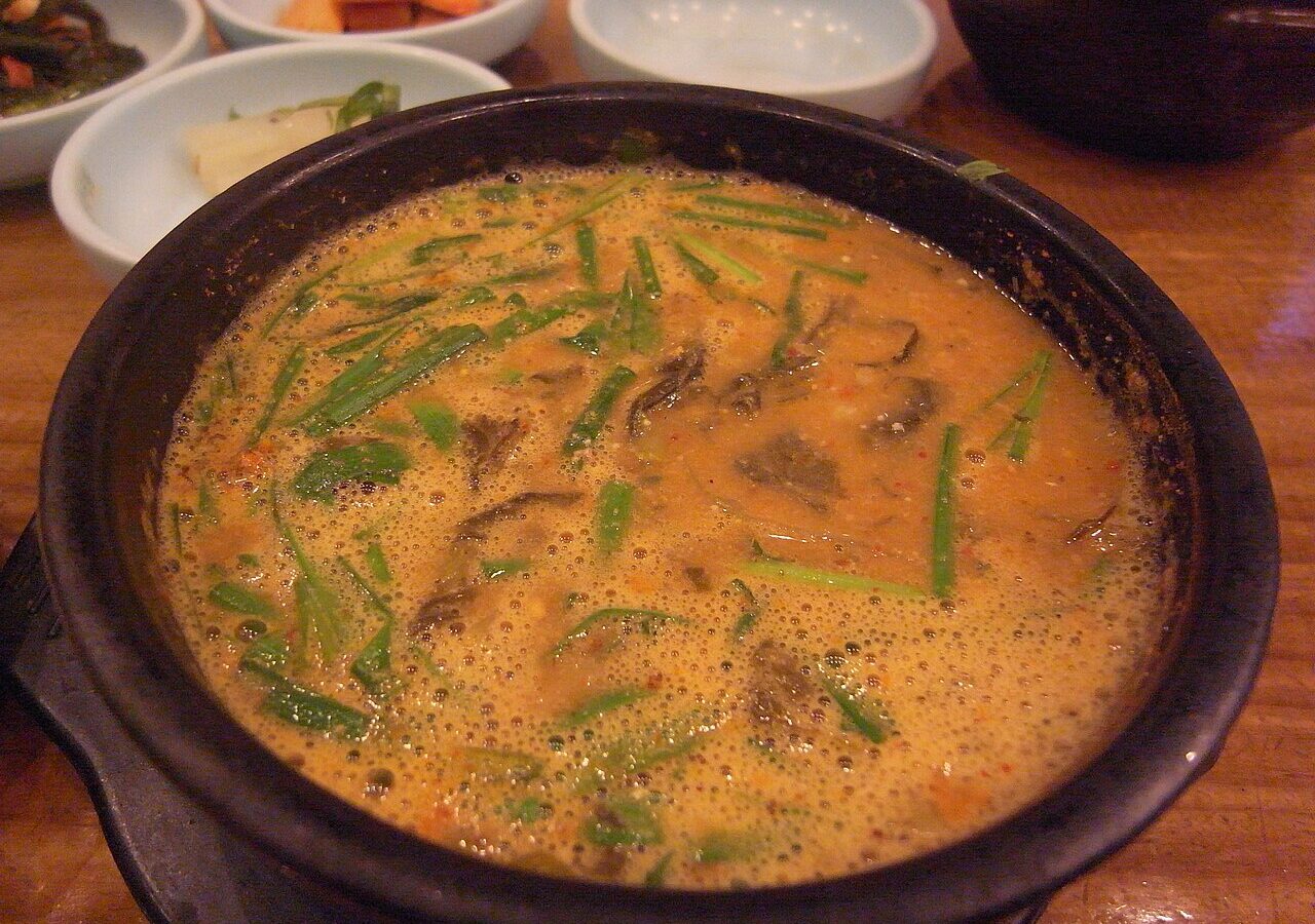 A bowl of chueotang (추어탕), the rich ground-loach soup. (Photo: Dalgial, CC BY-SA 3.0 via Wikimedia Commons)