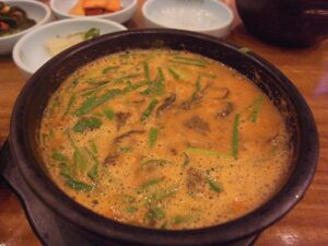 A bowl of chueotang (추어탕), the rich ground-loach soup. (Photo: Dalgial, CC BY-SA 3.0 via Wikimedia Commons)