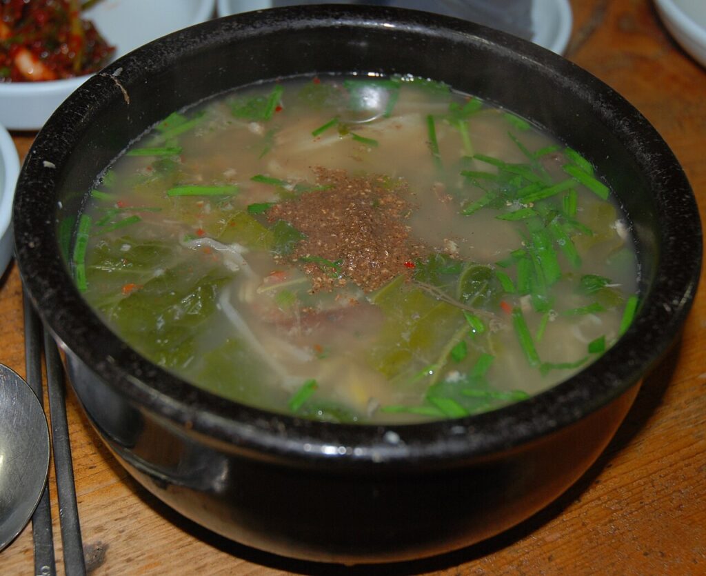 Chueotang served Gyeongsang-style in Jinju. (Photo: Asfreeas, CC BY-SA 3.0 via Wikimedia Commons)