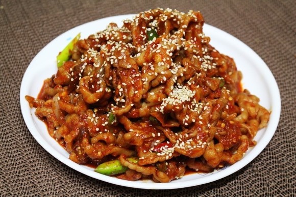 Dakbal-bokkeum, Korean stir-fried spicy chicken feet glazed in gochujang sauce (Photo: 김정옥 (Kim Jeong-ok), CC BY 2.0 via Wikimedia Commons)