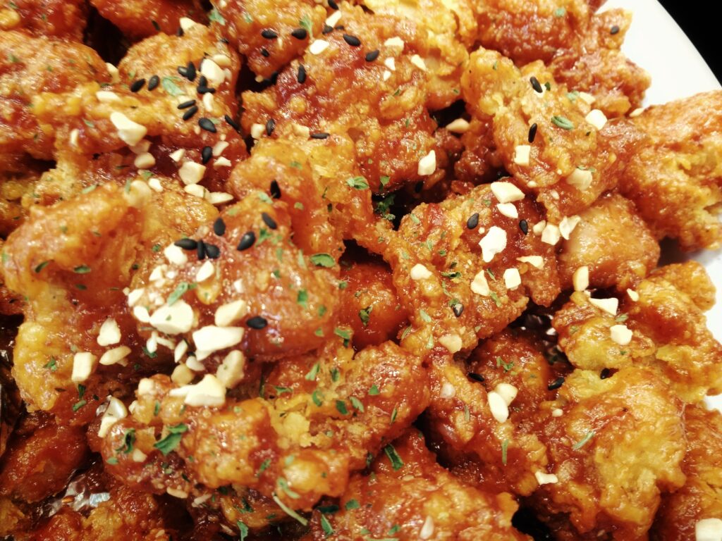 Glossy, syrup-glazed bite-size pieces โ the candy-like coating that keeps the crust crunchy.