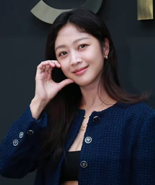 Jo Bo-ah, who plays Lee Hong-jo, photographed at a Chanel Coco Crush photocall in 2024 (not from this drama). (Photo: 티비텐 TV10, CC BY 3.0, via Wikimedia Commons)