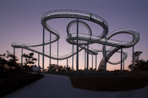 The Pohang Space Walk sculpture in Hwanho Park, Pohang, a documented filming backdrop for Destined with You (sculpture designed by Heike Mutter and Ulrich Genth). (Photo: Fixateur, CC BY-SA 4.0, via Wikimedia Commons)