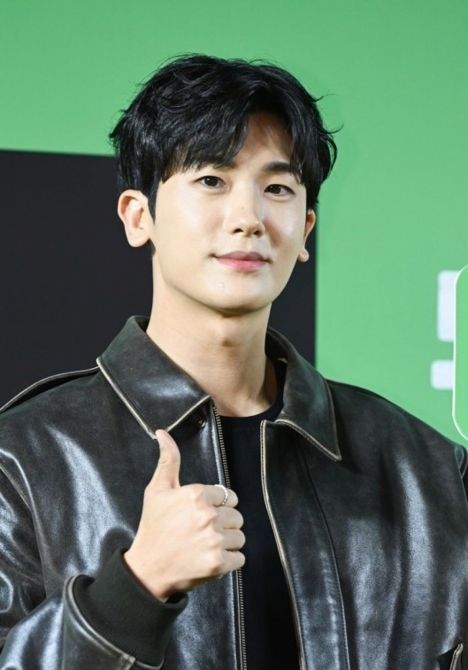 Park Hyung-sik, who plays Yeo Jeong-woo, pictured in 2023. (Photo: 무λ¦ννμ§± CJH, CC BY 3.0, via Wikimedia Commons)