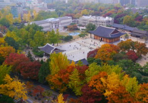 The Deoksugung stonewall road (Jeongdong-gil) in Seoul, a documented Doctor Slump filming location. (Photo: travel oriented, CC BY-SA 2.0, via Wikimedia Commons)