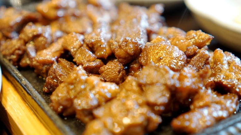Yangnyeom (marinated) dwaeji-galbi, glazed and caramelized on the grill. (Photo: 델제수 (Deljesu), CC BY 2.0 KR via Wikimedia Commons)