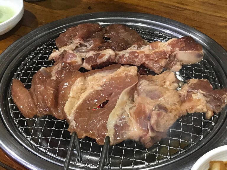 Dwaeji-galbi (돼지갈비), Korean marinated grilled pork ribs, charred over the grill. (Photo: lazy fri13th, CC BY 2.0 via Wikimedia Commons)