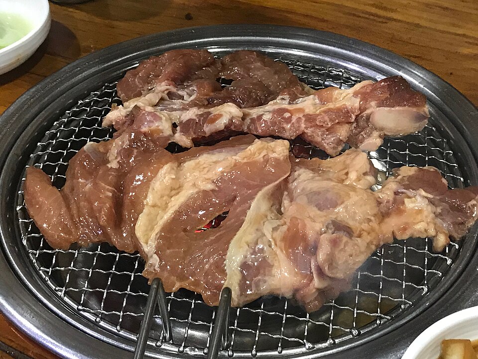 Dwaeji-galbi (돼지갈비), Korean marinated grilled pork ribs, charred over the grill. (Photo: lazy fri13th, CC BY 2.0 via Wikimedia Commons)