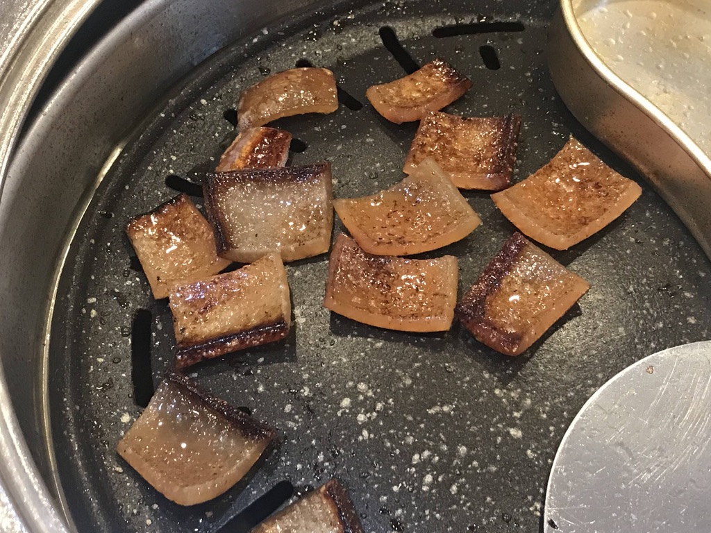 Kkeopdegi-gui (껍데기구이), pork skin grilled until blistered and chewy. (Photo: lazy fri13th, CC BY 2.0 via Wikimedia Commons)