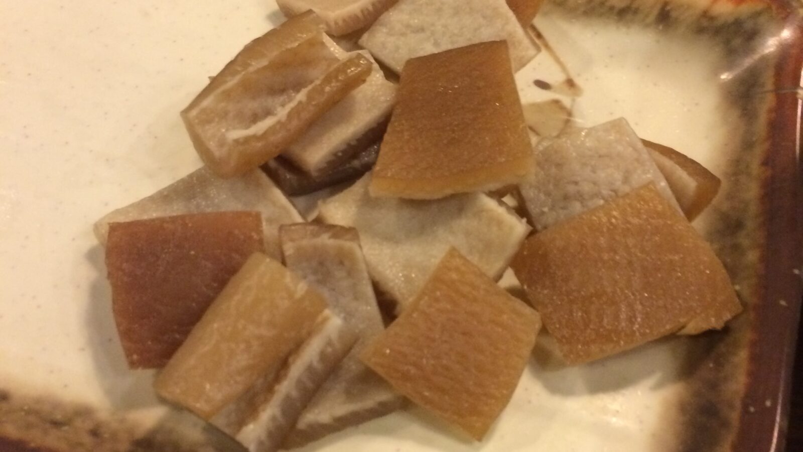 Dwaeji-kkeopdegi (돼지껍데기), Korean grilled pork skin, a popular and inexpensive anju. (Photo: chomjong, CC BY 2.0 via Wikimedia Commons)