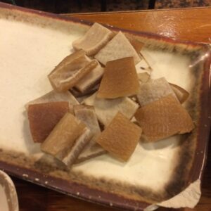 Dwaeji-kkeopdegi (돼지껍데기), Korean grilled pork skin, a popular and inexpensive anju. (Photo: chomjong, CC BY 2.0 via Wikimedia Commons)