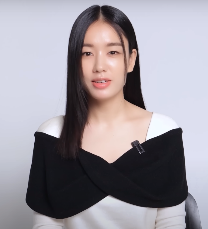 Ahn Eun-jin, the job-seeker living a double life as a fake married mother. (Photo: Marie Claire Korea, CC BY-SA 3.0, via Wikimedia Commons)
