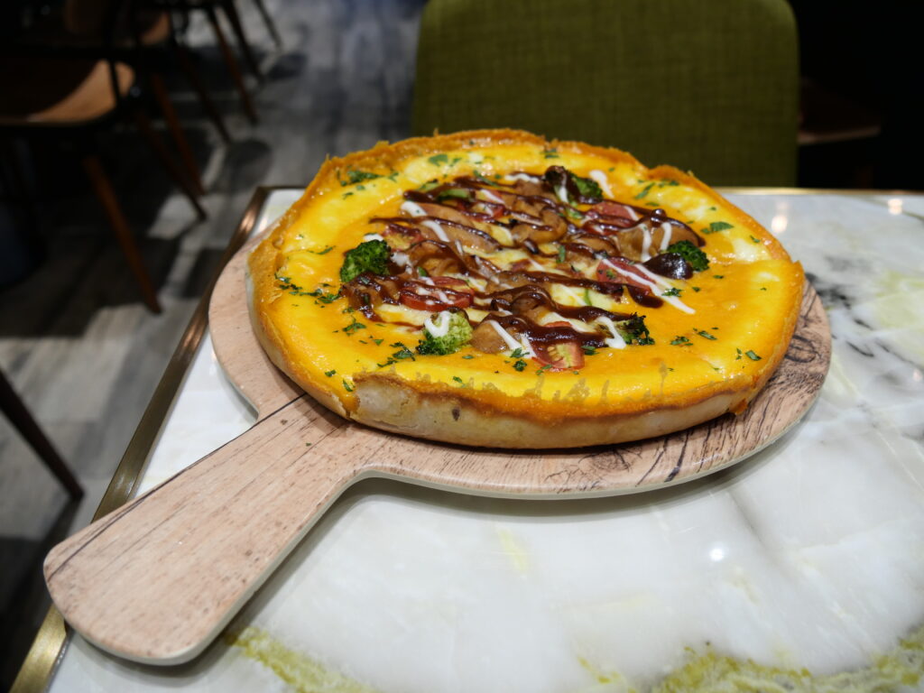 Imsil cheese pizza — represented by a generic Korean cheese pizza (NOT Imsil-specific) — a representative photo of the dish, not necessarily from the restaurants above. Photo: Peachyeung316, CC BY-SA 4.0. Source: Wikimedia Commons, File:Korean mixed meat with volcano cheese bite.jpg