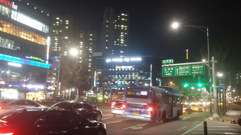 Daechi-dong, Seoul's famous private-academy (hagwon) district — the high-pressure academic world that frames Friendly Rivalry. Photo: 임도빈 / Wikimedia Commons (CC BY-SA 4.0).