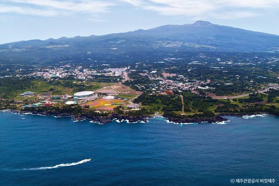 The Jungmun resort area, Jeju — King the Land used the Jungmun Parnas hotel as its main hotel setting. Photo: Korea Tourism Organization (출처: 한국관광공사).