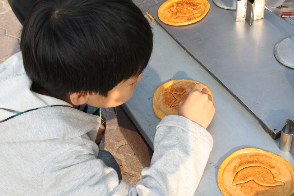 Dalgona (달고나), the honeycomb candy whose shape-cutting challenge became one of Squid Game's most iconic games. Photo: 동윤맘 / Wikimedia Commons (CC BY 4.0).