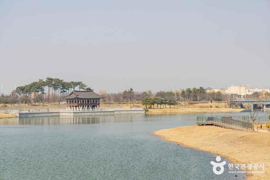Cheongna Lake Park in Incheon — a real The Glory filming location (the baduk-scene pavilion). Photo: Korea Tourism Organization (출처: 한국관광공사).